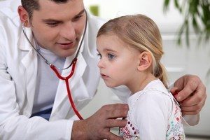 Доктор ощупывает ребенка