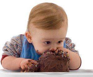 Малыш ест шоколад