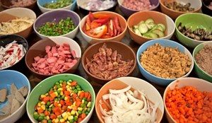 Овощи, мясо и другие продукты - все в отдельных тарелках