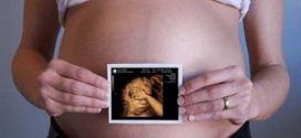 Беременная девушка держит 3д изображение