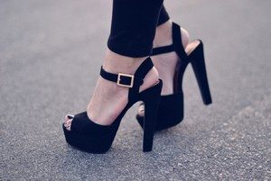 Черные туфли с большим каблуком