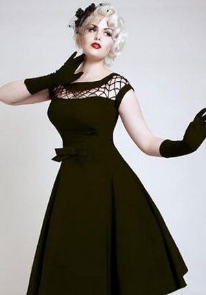 Девушка в черном платье и со шляпкой ретро стиля