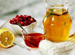Мед, калина и лимон на столе