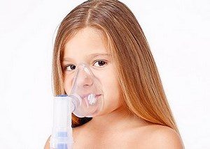 Ребенок с кислородной маской