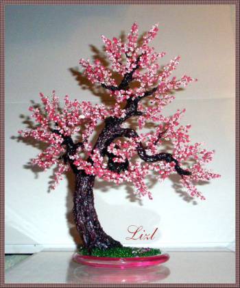 дерево из бисера с бело-розовыми цветами