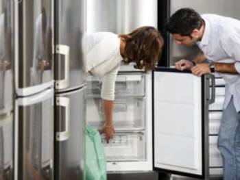 семейная пара выбирает холодильник