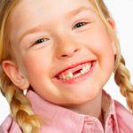 сколько молочных зубов выпадает у детей