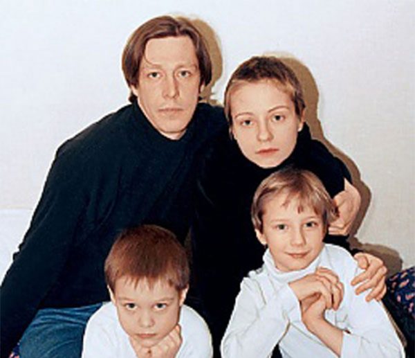 Никита Ефремов в детстве со своими родителями и братом
