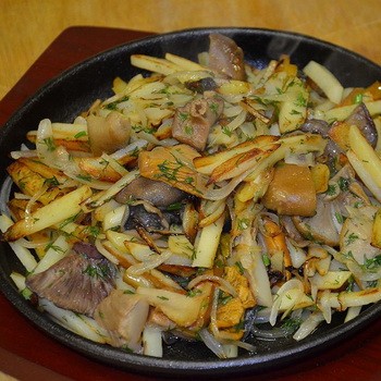 Жареный и отварной картофель с солеными грибами