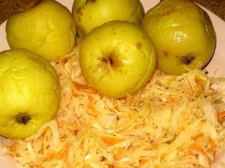 Рецепт моченых яблок с капустой