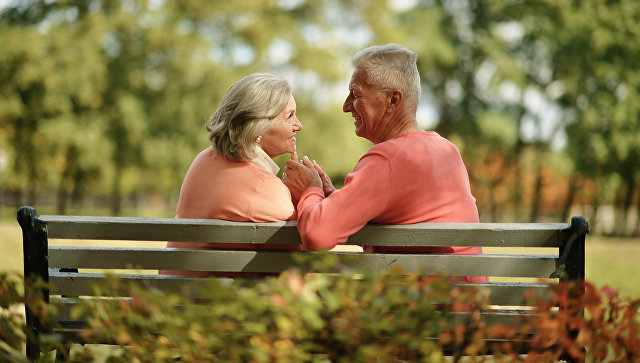 Пожилая пара на скамейке в парке. Архивное фото