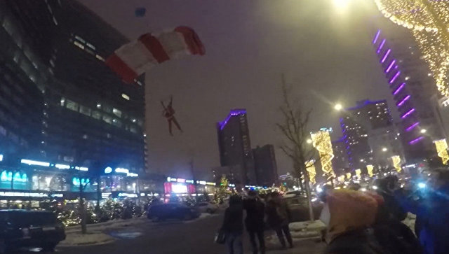 Деды Морозы на парашютах спустились с многоэтажки поздравить прохожих