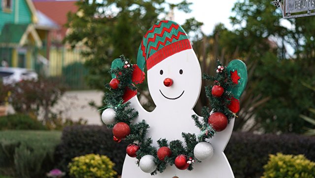 Новогоднее украшение - веселый снеговик