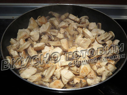 Куриное филе с грибами в сметане