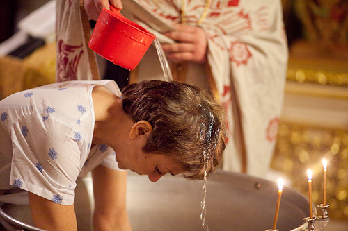 Нередко и теперь в РПЦ Крещение совершается поливательно