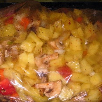 Картофель с грибами, приготовленный в рукаве для запекания