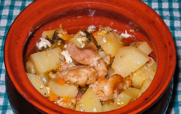 Как вкусно приготовить курицу с картошкой в горшочке в духовке