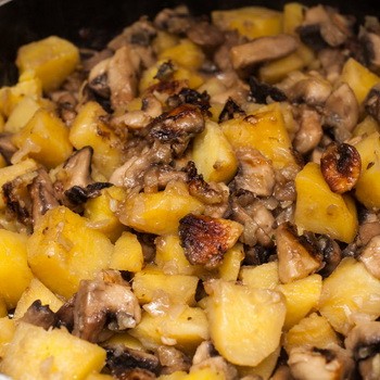 Как готовить картошку с грибами на сковороде, в мультиварке и духовке