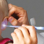 Почему болит ухо у ребенка: причины