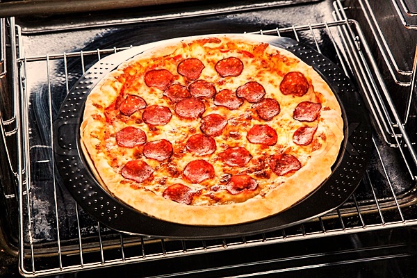 Как приготовить домашнюю пиццу в духовке: секреты профессионалов
