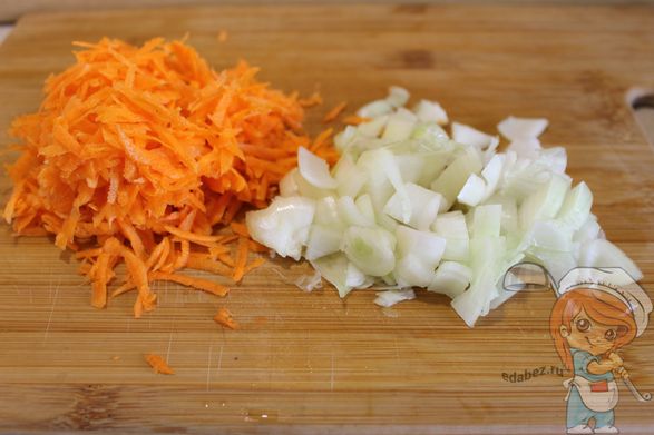 Подготавливаем морковь и лук
