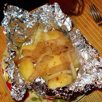 Картофель в фольге, запеченный в духовке с грибами