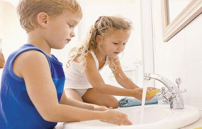 Дети моют руки