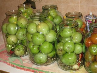 Соленые зеленые помидоры на зиму холодным способом