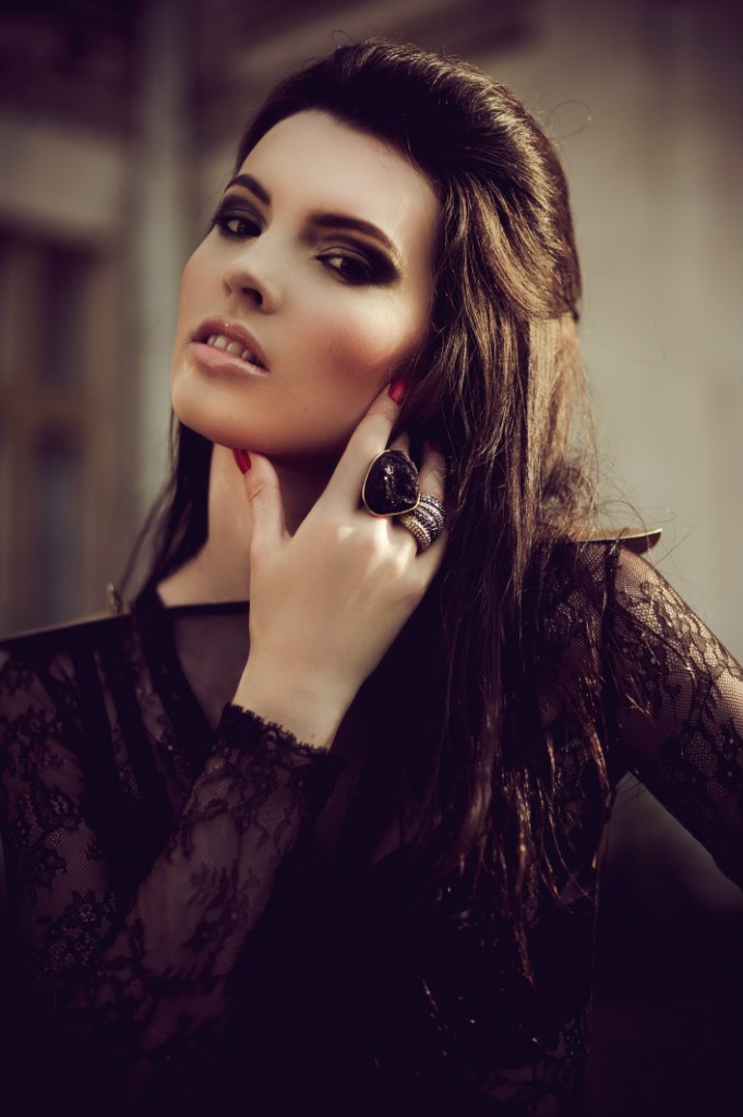  Девушка с волосами темного цвета и вечерним макияжем