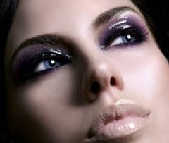  Девушка с макияжем в фиолетовых тонах