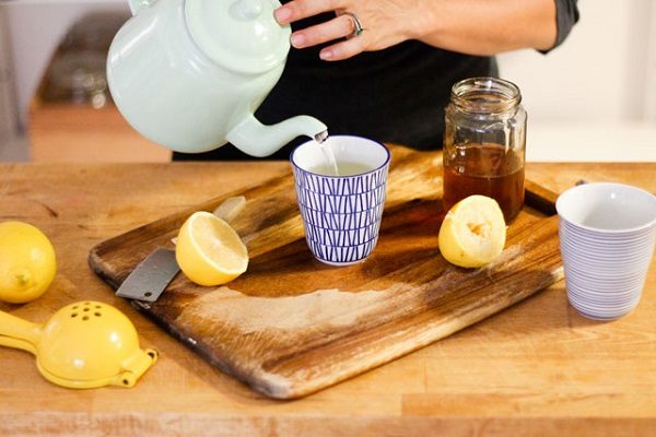 Приготовление воды с медом и добавлением лимона