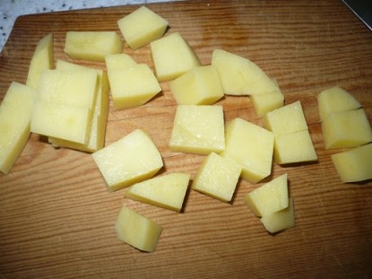 Картофель нарезается кубиками