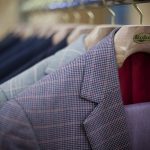 Как правильно гладить рубашки, брюки и платья со складками: полезные лайфхаки