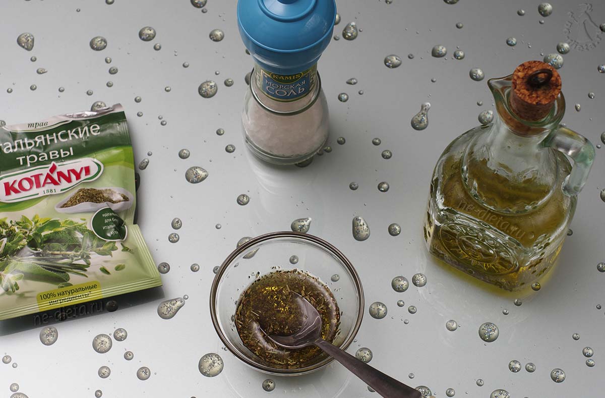 В миске смешать оливковое масло, соль и специи