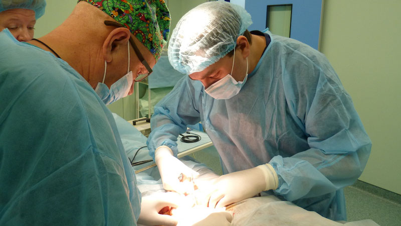 хирурги делают пластику груди 