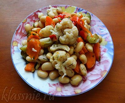 Салат с цветной капустой, фасолью и овощами