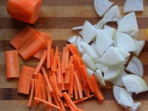 Нарезка овощей для приготовления скумбрии