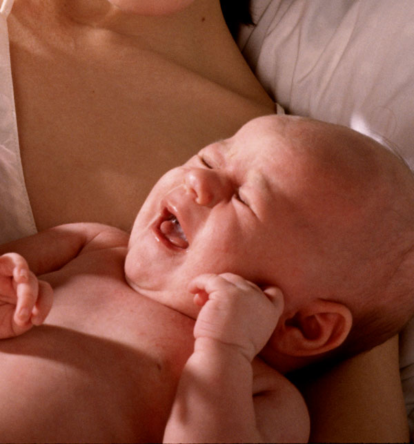 Колики возникают в первые месяцы жизни ребенка, когда ЖКТ малыша приспосабливается к активному функционированию