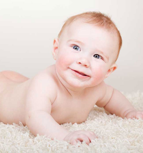 Легкий массаж и выкладывание на живот перед кормлением помогают избавить малыша от колик