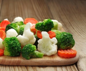 замороженные овощи на досочке