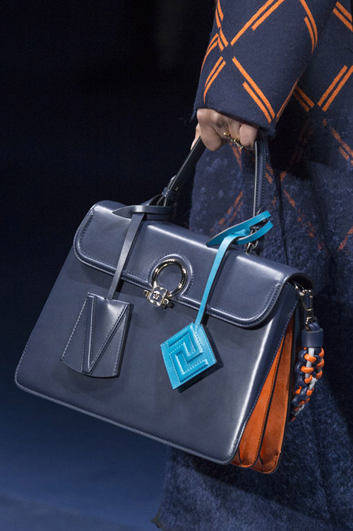Модная темно синяя сумка от versace сезон осень 2017 - зима 2018