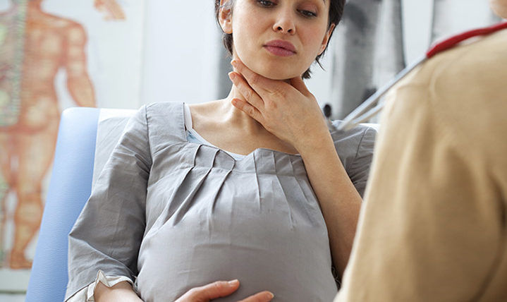 Беременная женщина ощущает приступы удушья после укуса мошки