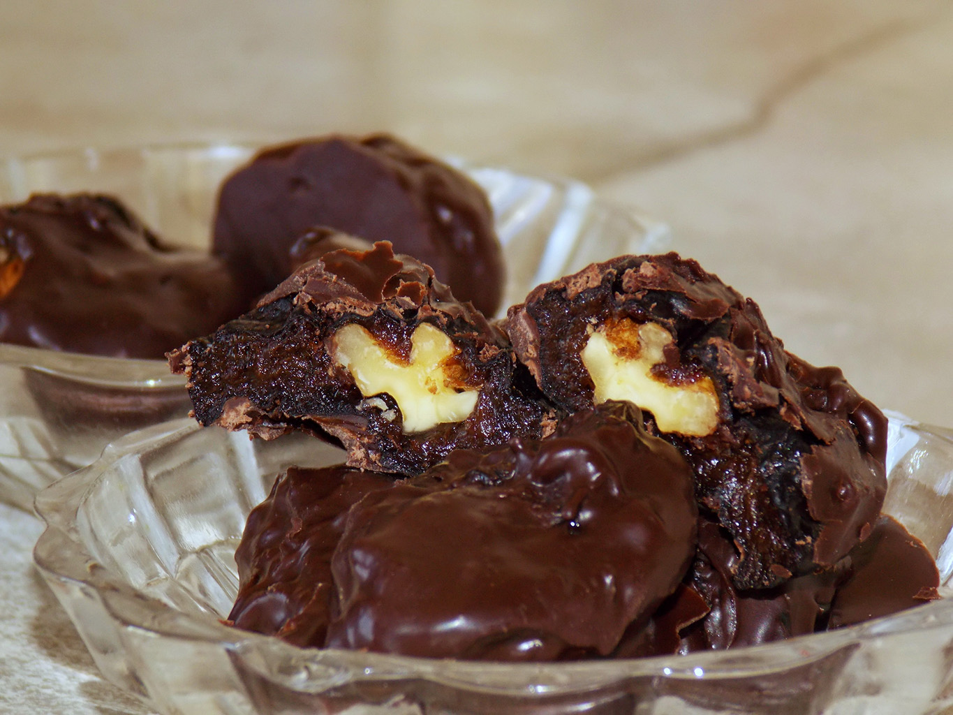 Чернослив в шоколаде с грецкими орехами