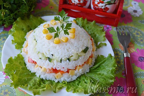 Салат с рисом, кукурузой, сыром и свежими огурцами