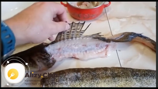 Для приготовления филе судака по рецепту с фото, филируйте рыбу