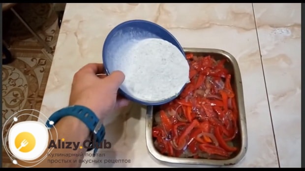 Для приготовления филе судака по рецепту с фото, выложите ингредиенты в форму