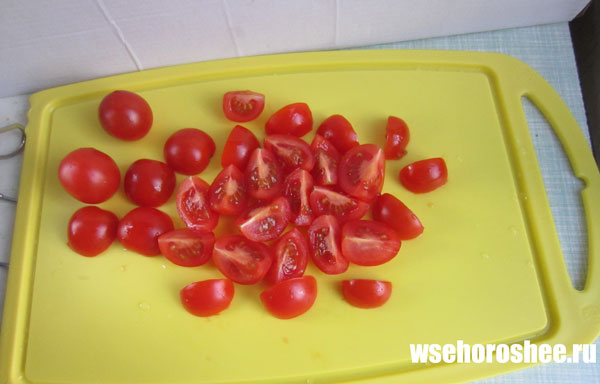 Подготовка помидоров для салата греческого классического