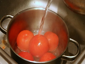 Подготовка помидоров для приготовления чахохбили по-грузински