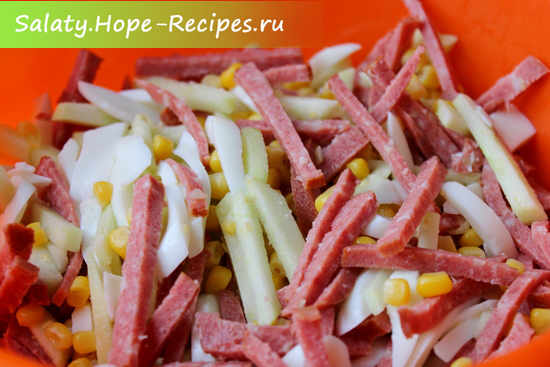Готовим салат с копченой колбасой и кукурузой на скорую руку