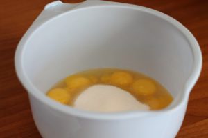 к яйцам добавить сахар